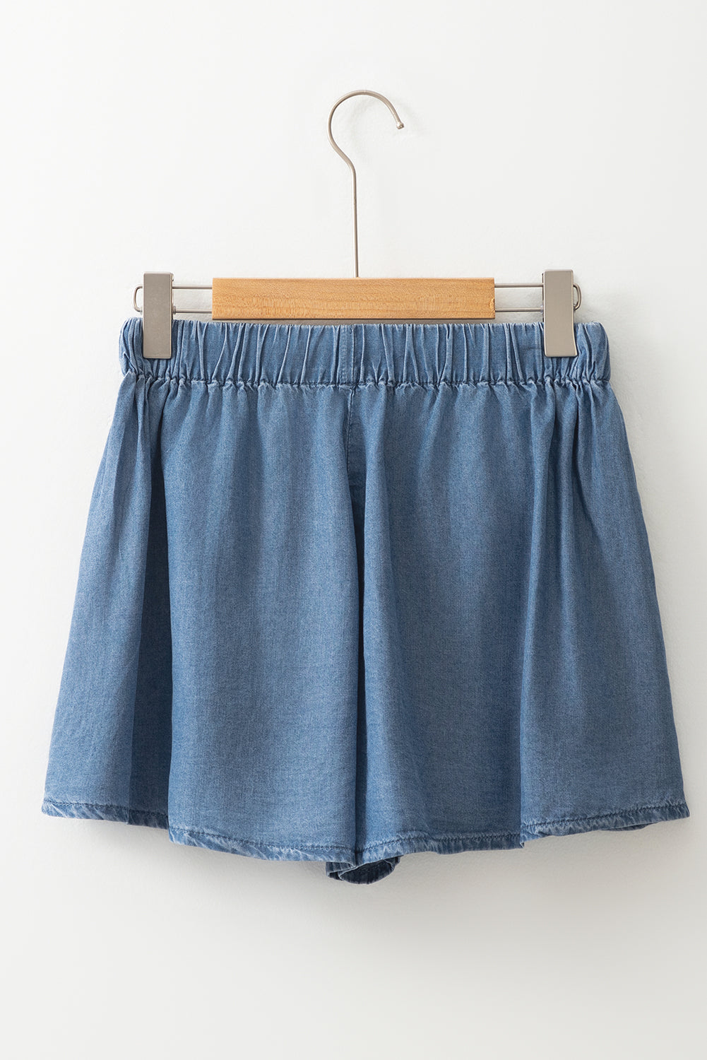 Dusk blue denim shorts with elastic waist and cuffed hem