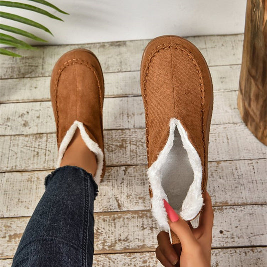 Women’s plush ankle boots in dark tan suede with faux-fur lining and flat sole