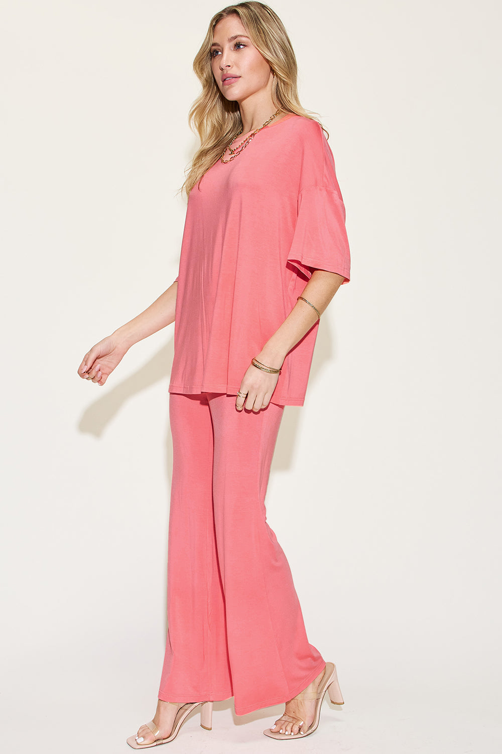 Coral drop-shoulder t-shirt and flare pants set with loose fit and wide-leg silhouette
