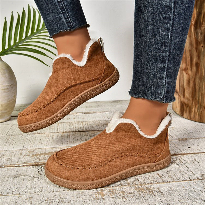Women’s plush ankle boots in light brown suede with faux-fur collar and flat sole