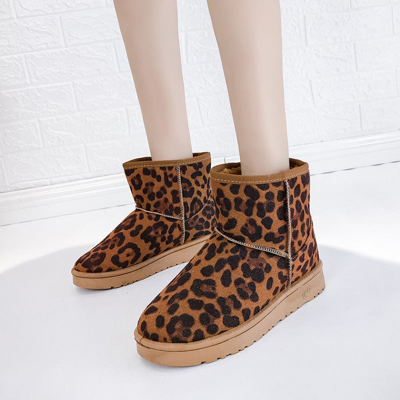 Women’s winter snow boots in leopard print with faux fur lining and flat rubber sole