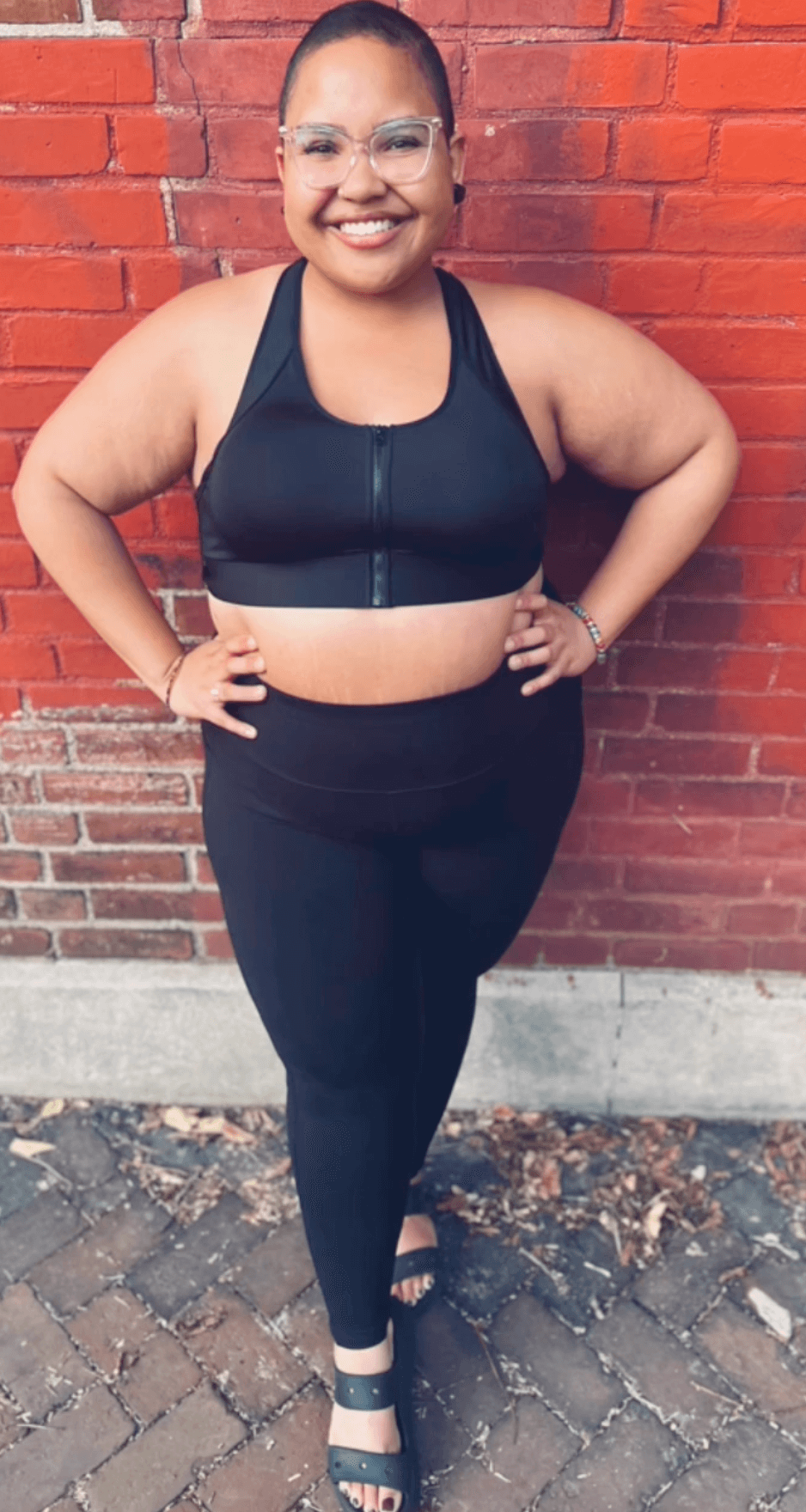Dark front-closure sports bra with central zipper and racerback straps