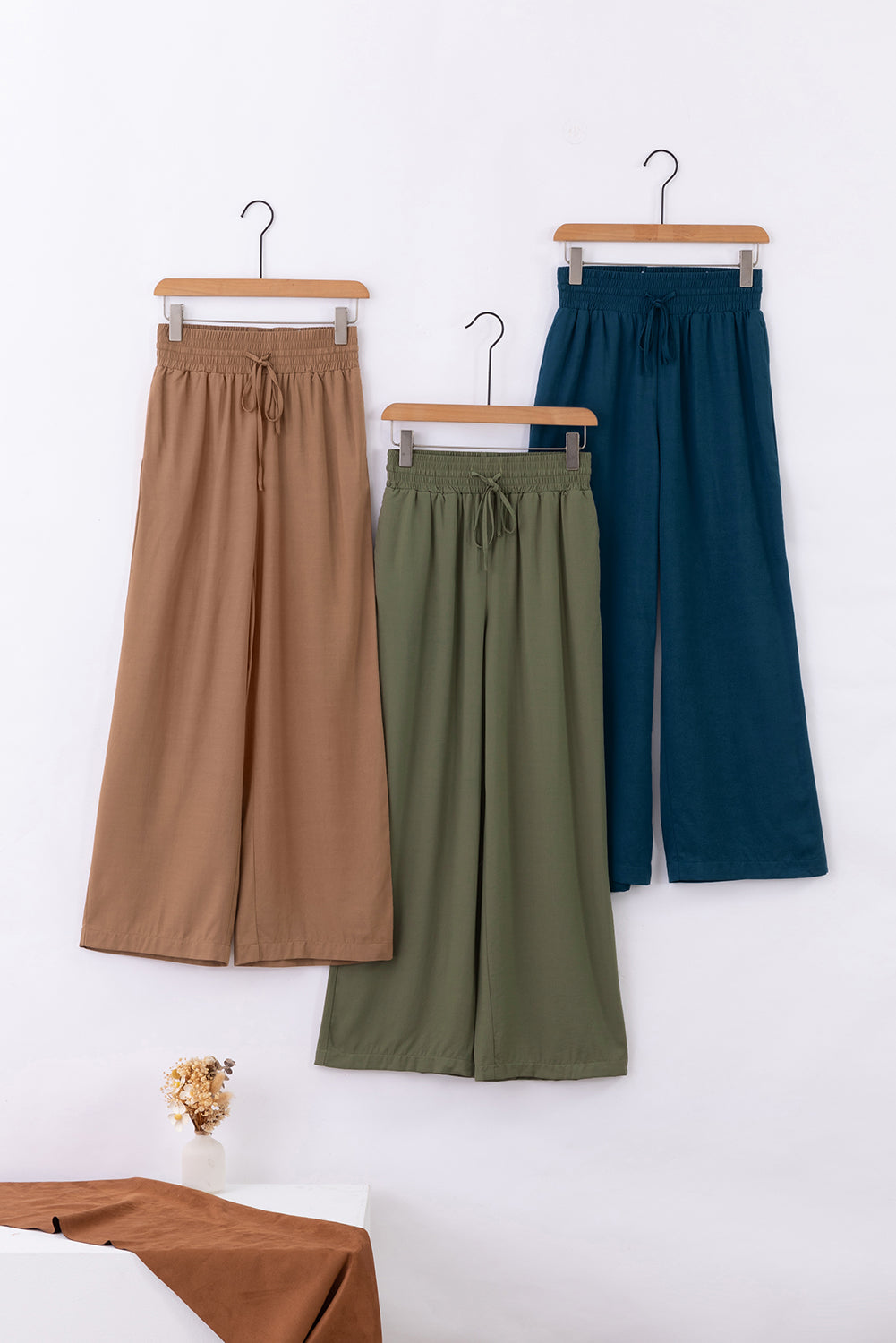 Color options of drawstring wide-leg pants: tan, olive green, and deep blue