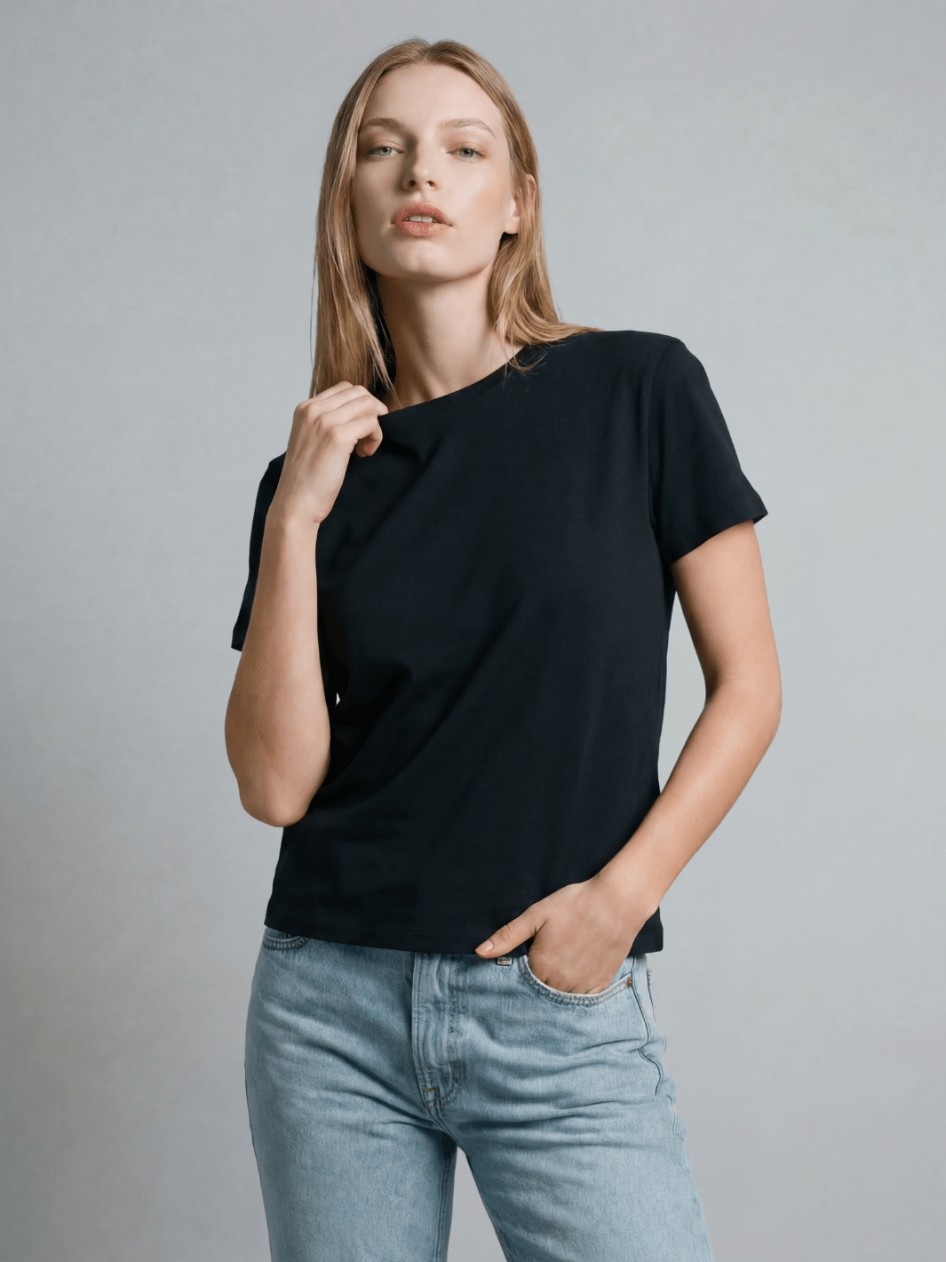 Boxy everyday tee, black short-sleeve crew-neck T-shirt with straight hem.