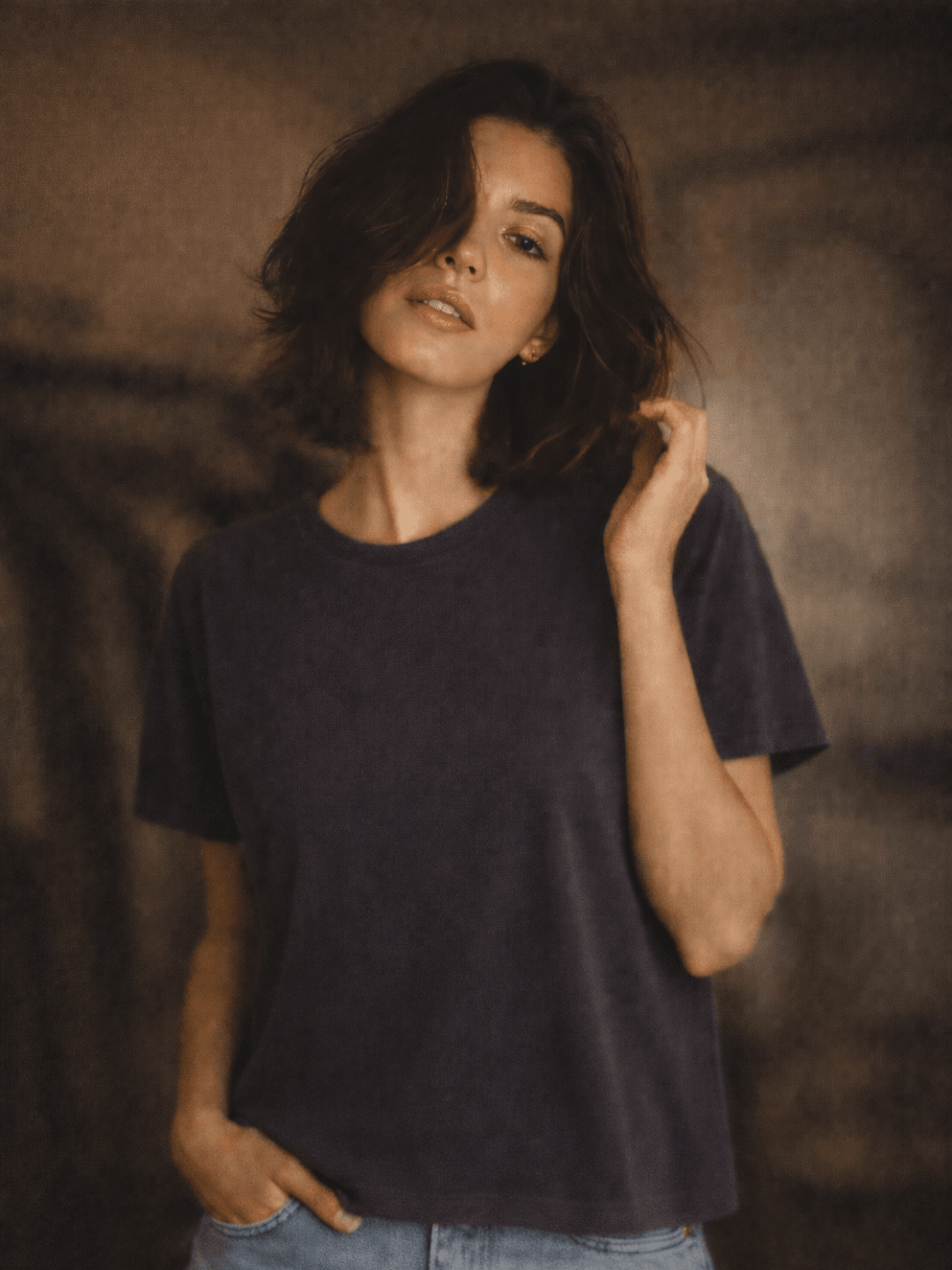 Boxy everyday tee, dark navy short-sleeve T-shirt with crew neckline and relaxed drape.