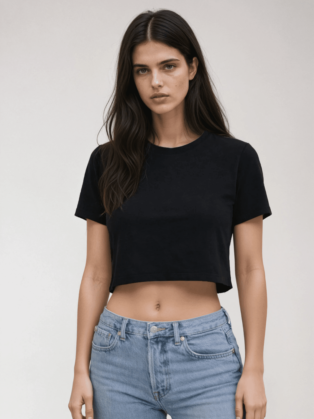 Black cropped tee with crew neck and short sleeves
