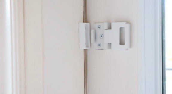 White door guardian lock mounted on door jamb to limit opening distance