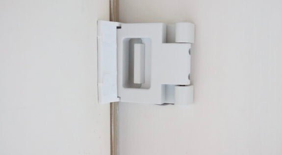 White door guardian lock limiter, front view with central vertical bar