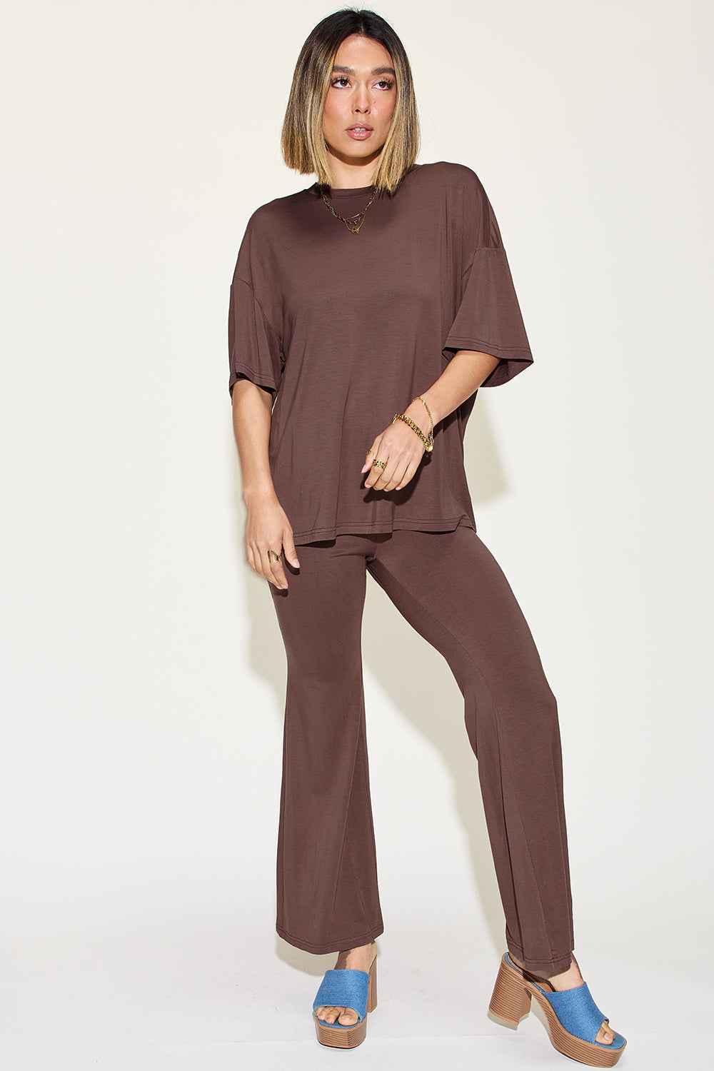 Chocolate brown drop-shoulder t-shirt and flare pants set, short sleeves