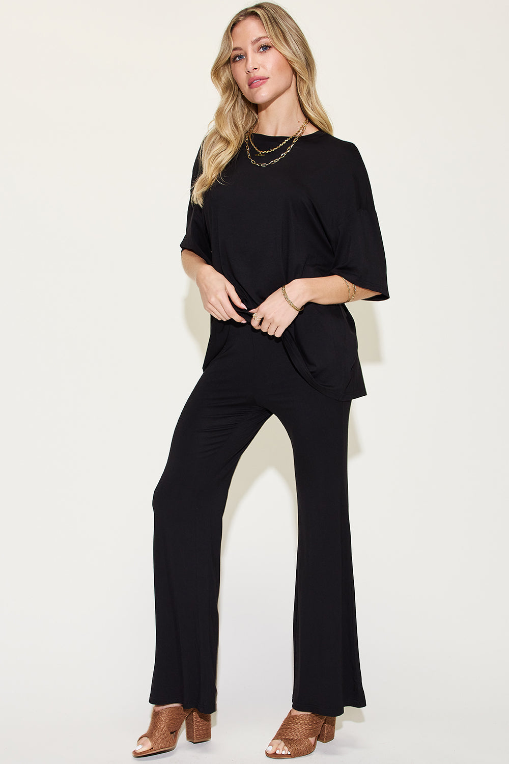 Black drop-shoulder t-shirt and flare pants set with short sleeves and relaxed fit