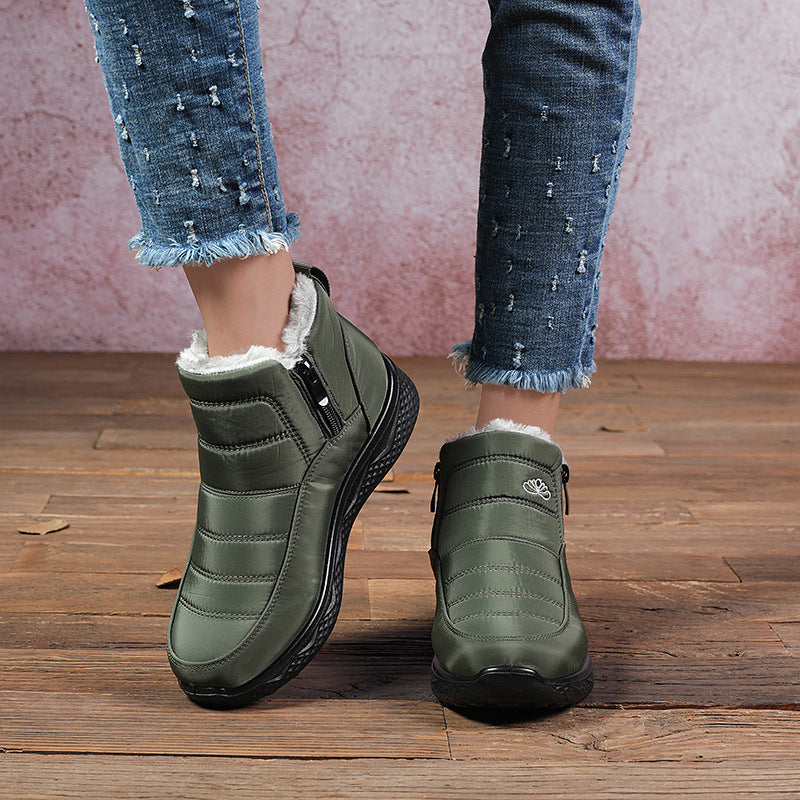 Women’s ankle snow boots in green with faux-fur lining and front zipper