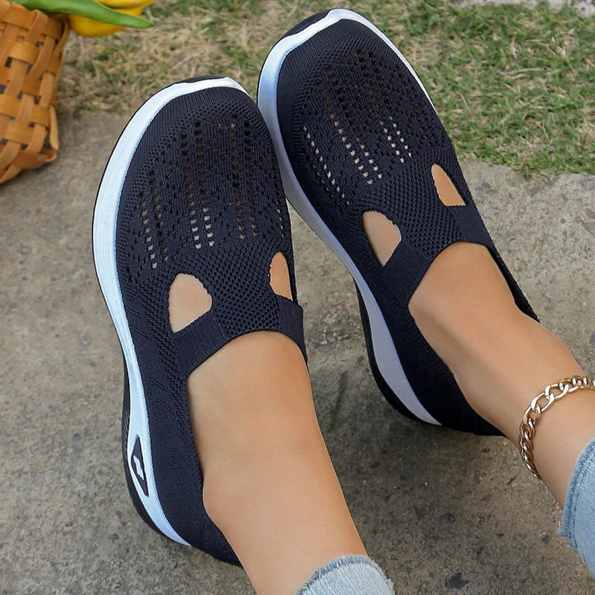Lightweight Women’s Casual Sneakers – Breathable Flat Shoes for Everyday Comfort