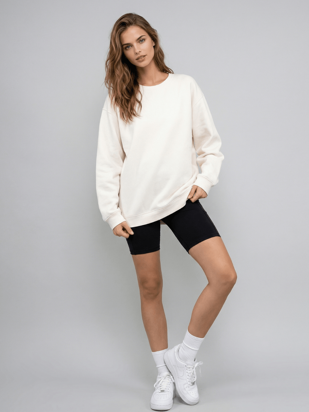 Oversized crewneck sweatshirt in white with wide drop-shoulder sleeves