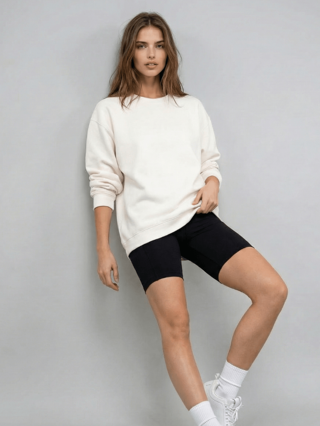 White oversized crewneck sweatshirt with relaxed fit and ribbed cuffs