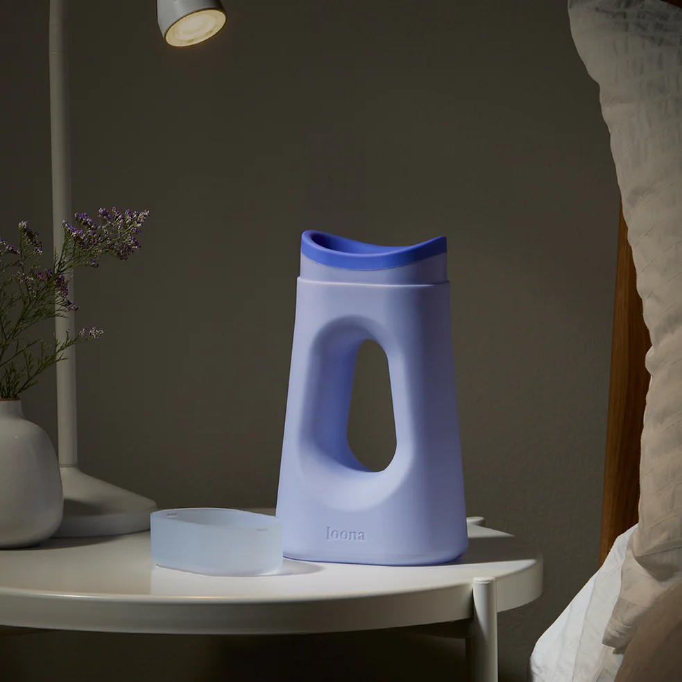 Loona Blue female urinal with closure on top surface, oval opening and lid cap